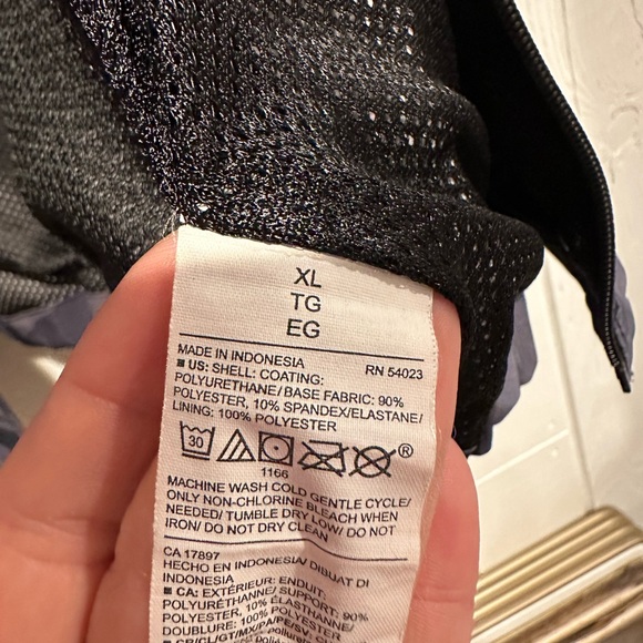 Old Navy Lightweight Water Resistant Jacket - Picture 9 of 10